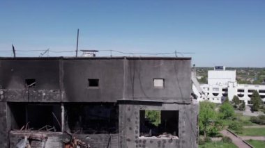 Bu video, Ukrayna 'daki savaş sırasında Bucha, Borodyanka' da yıkılan bir konut binasını gösteriyor.