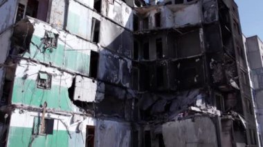 Bu video, Ukrayna 'daki savaş sırasında Bucha, Borodyanka' da yıkılan bir konut binasını gösteriyor.