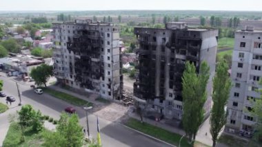 Bu video, Ukrayna 'daki savaş sırasında Bucha, Borodyanka' da yıkılan bir konut binasını gösteriyor.