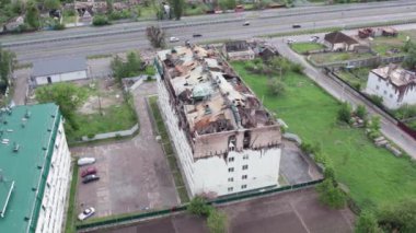 Bu video Stoyanka, Bucha, Ukrayna 'da savaştan zarar görmüş bir binayı gösteriyor.