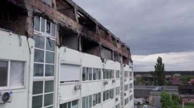Bu video Stoyanka, Bucha, Ukrayna 'da savaştan zarar görmüş bir binayı gösteriyor.