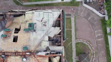 Bu video Stoyanka, Bucha, Ukrayna 'da savaştan zarar görmüş bir binayı gösteriyor.