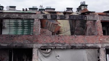 Bu video Stoyanka, Bucha, Ukrayna 'da savaştan zarar görmüş bir binayı gösteriyor.