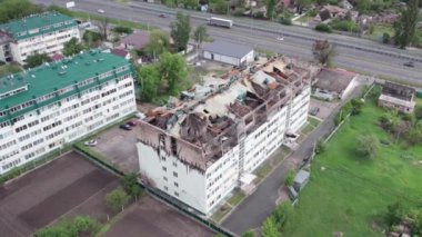 Bu video Stoyanka, Bucha, Ukrayna 'da savaştan zarar görmüş bir binayı gösteriyor.