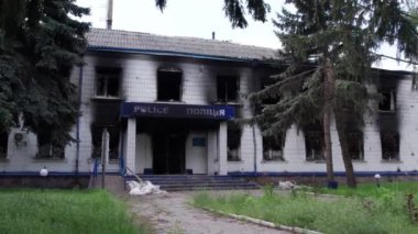 Bu stok videosu Ukrayna 'daki savaş sonrasını gösteriyor. Borodyanka, Kyiv bölgesindeki polis karakolunun yıkılması ve yakılması.
