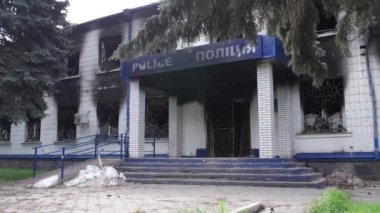 Bu stok videosu Ukrayna 'daki savaş sonrasını gösteriyor. Borodyanka, Kyiv bölgesindeki polis karakolunun yıkılması ve yakılması.