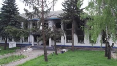 Bu stok videosu Ukrayna 'daki savaş sonrasını gösteriyor. Borodyanka, Kyiv bölgesindeki polis karakolunun yıkılması ve yakılması.