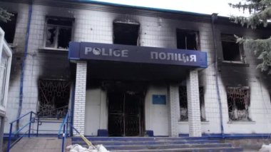 Bu stok videosu Ukrayna 'daki savaş sonrasını gösteriyor. Borodyanka, Kyiv bölgesindeki polis karakolunun yıkılması ve yakılması.