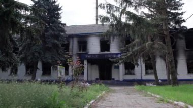 Bu stok videosu Ukrayna 'daki savaş sonrasını gösteriyor. Borodyanka, Kyiv bölgesindeki polis karakolunun yıkılması ve yakılması.