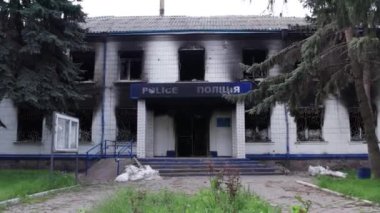 Bu stok videosu Ukrayna 'daki savaş sonrasını gösteriyor. Borodyanka, Kyiv bölgesindeki polis karakolunun yıkılması ve yakılması.