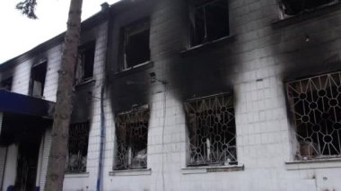 Bu stok videosu Ukrayna 'daki savaş sonrasını gösteriyor. Borodyanka, Kyiv bölgesindeki polis karakolunun yıkılması ve yakılması.