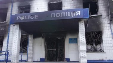 Bu stok videosu Ukrayna 'daki savaş sonrasını gösteriyor. Borodyanka, Kyiv bölgesindeki polis karakolunun yıkılması ve yakılması.