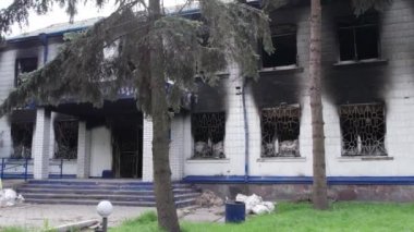 Bu stok videosu Ukrayna 'daki savaş sonrasını gösteriyor. Borodyanka, Kyiv bölgesindeki polis karakolunun yıkılması ve yakılması.