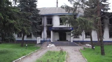 Bu stok videosu Ukrayna 'daki savaş sonrasını gösteriyor. Borodyanka, Kyiv bölgesindeki polis karakolunun yıkılması ve yakılması.