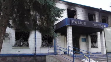 Bu stok videosu Ukrayna 'daki savaş sonrasını gösteriyor. Borodyanka, Kyiv bölgesindeki polis karakolunun yıkılması ve yakılması.