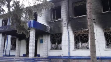 Bu stok videosu Ukrayna 'daki savaş sonrasını gösteriyor. Borodyanka, Kyiv bölgesindeki polis karakolunun yıkılması ve yakılması.