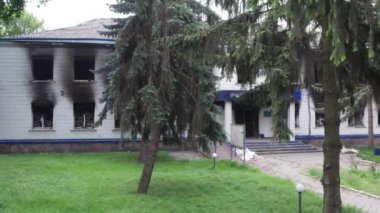 Bu stok videosu Ukrayna 'daki savaş sonrasını gösteriyor. Borodyanka, Kyiv bölgesindeki polis karakolunun yıkılması ve yakılması.