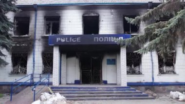 Bu stok videosu Ukrayna 'daki savaş sonrasını gösteriyor. Borodyanka, Kyiv bölgesindeki polis karakolunun yıkılması ve yakılması.