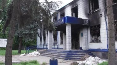 Bu stok videosu Ukrayna 'daki savaş sonrasını gösteriyor. Borodyanka, Kyiv bölgesindeki polis karakolunun yıkılması ve yakılması.