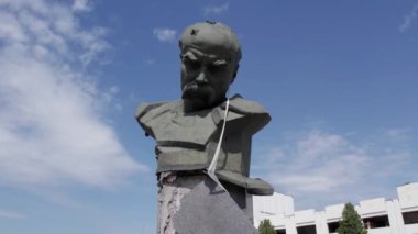Bu video, savaş sırasında Ukrayna 'nın Borodyanka kentindeki Taras Shevchenko anıtını gösteriyor.