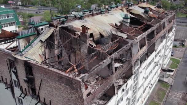 Video Stoyanka Bucha Ukrayna Savaştan Zarar Görmüş Bir Binayı Gösteriyor — Stok video