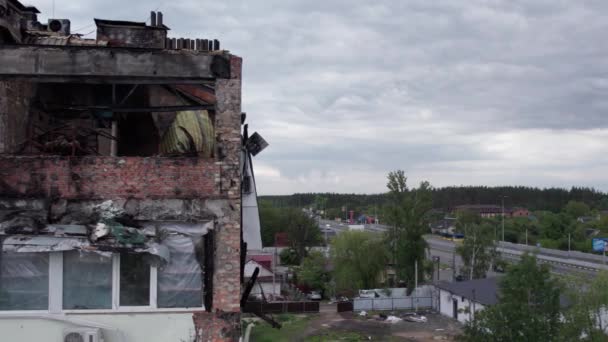 Den Här Videon Visar Krigshärjad Byggnad Stoyanka Bucha Distriktet Ukraina — Stockvideo