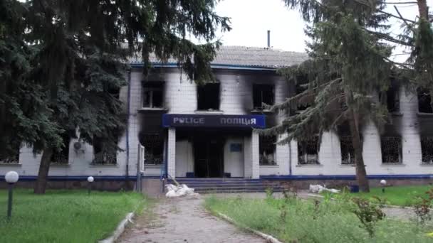 このストックビデオは ウクライナでの戦争の余波を示しています キエフ地方ボロディアンカの警察署の破壊され焼かれた建物 — ストック動画