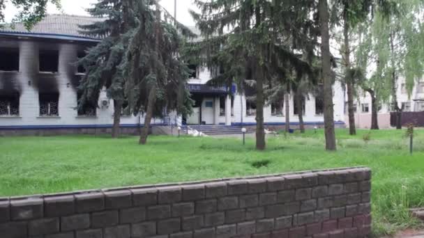 Nagranie Pokazuje Następstwa Wojny Ukrainie Zniszczony Spalony Budynek Posterunku Policji — Wideo stockowe