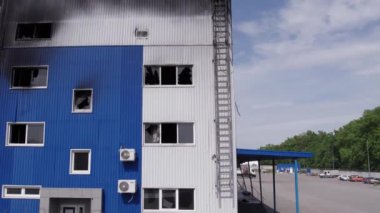 Bu stok görüntüsü savaş sırasında Bucha, Ukrayna 'da yok olan bir depoyu gösteriyor..