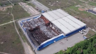 Bu stok görüntüsü savaş sırasında Bucha, Ukrayna 'da yok olan bir depoyu gösteriyor..