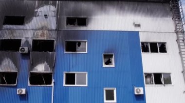 Bu stok görüntüsü savaş sırasında Bucha, Ukrayna 'da yok olan bir depoyu gösteriyor..