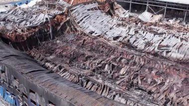 Bu stok görüntüsü savaş sırasında Bucha, Ukrayna 'da yok olan bir depoyu gösteriyor..