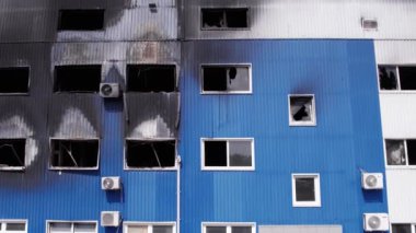Bu stok görüntüsü savaş sırasında Bucha, Ukrayna 'da yok olan bir depoyu gösteriyor..