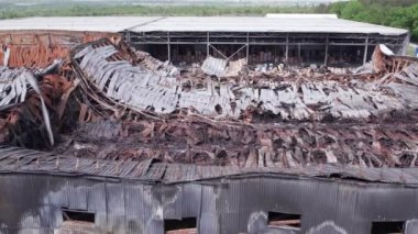 Bu stok görüntüsü savaş sırasında Bucha, Ukrayna 'da yok olan bir depoyu gösteriyor..