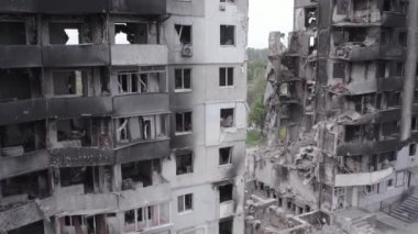 Bu stok videosu Ukrayna 'daki savaşı gösteriyor. Borodyanka, Bucha bölgesindeki harap olmuş bir bina. Gri, renksiz, düz.