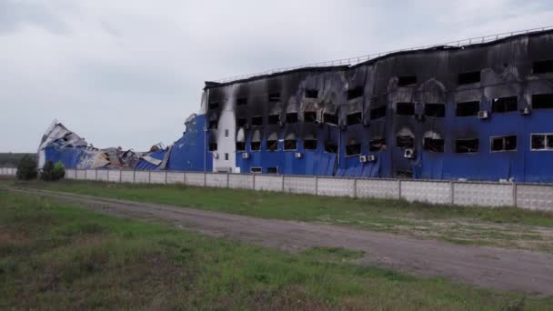 这张库存图片显示了战争期间乌克兰布查一座被毁仓库的航拍 — 图库视频影像