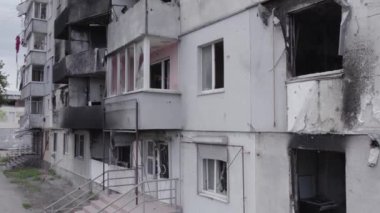 Bu stok videosu Ukrayna 'daki savaşı gösteriyor. Borodyanka, Bucha bölgesindeki harap olmuş bir bina. Gri, renksiz, düz.