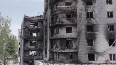 Bu stok videosu Ukrayna 'daki savaşı gösteriyor. Borodyanka, Bucha bölgesindeki harap olmuş bir bina. Gri, renksiz, düz.