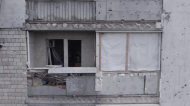 Bu stok videosu Ukrayna 'daki savaşı gösteriyor. Borodyanka, Bucha bölgesindeki harap olmuş bir bina. Gri, renksiz, düz.