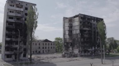 Bu stok videosu Ukrayna 'daki savaşı gösteriyor. Borodyanka, Bucha bölgesindeki harap olmuş bir bina. Gri, renksiz, düz.