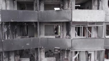 Bu stok videosu Ukrayna 'daki savaşı gösteriyor. Borodyanka, Bucha bölgesindeki harap olmuş bir bina. Gri, renksiz, düz.