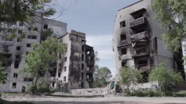 Bu stok videosu Ukrayna 'daki savaşı gösteriyor. Borodyanka, Bucha bölgesindeki harap olmuş bir bina. Gri, renksiz, düz.