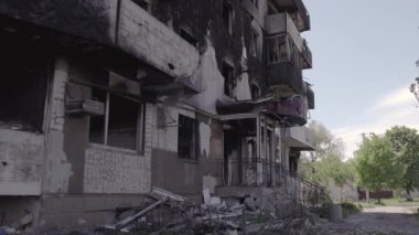 Bu stok videosu Ukrayna 'daki savaşı gösteriyor. Borodyanka, Bucha bölgesindeki harap olmuş bir bina. Gri, renksiz, düz.