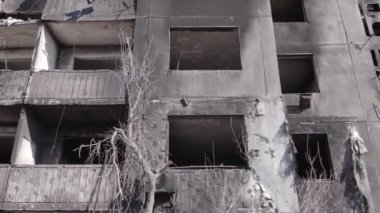 Bu stok videosu Ukrayna 'daki savaşı gösteriyor. Borodyanka, Bucha bölgesindeki harap olmuş bir bina. Gri, renksiz, düz.