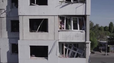 Bu stok videosu Ukrayna 'daki savaşı gösteriyor. Borodyanka, Bucha bölgesindeki harap olmuş bir bina. Gri, renksiz, düz.