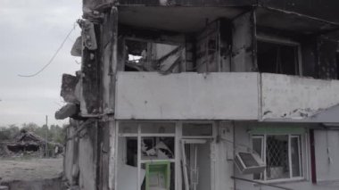 Bu stok videosu Ukrayna 'daki savaşı gösteriyor. Borodyanka, Bucha bölgesindeki harap olmuş bir bina. Gri, renksiz, düz.