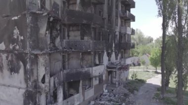 Bu stok videosu Ukrayna 'daki savaşı gösteriyor. Borodyanka, Bucha bölgesindeki harap olmuş bir bina. Gri, renksiz, düz.