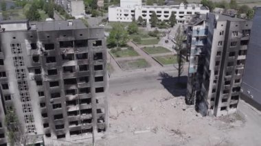 Bu stok videosu Ukrayna 'daki savaşı gösteriyor. Borodyanka, Bucha bölgesindeki harap olmuş bir bina. Gri, renksiz, düz.