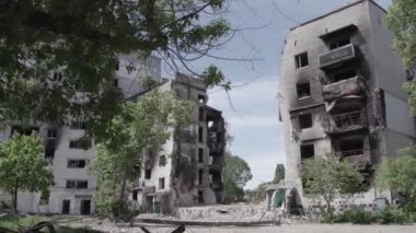 Bu stok videosu Ukrayna 'daki savaşı gösteriyor. Borodyanka, Bucha bölgesindeki harap olmuş bir bina. Gri, renksiz, düz.