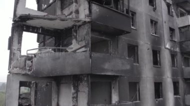Bu stok videosu Ukrayna 'daki savaşı gösteriyor. Borodyanka, Bucha bölgesindeki harap olmuş bir bina. Gri, renksiz, düz.